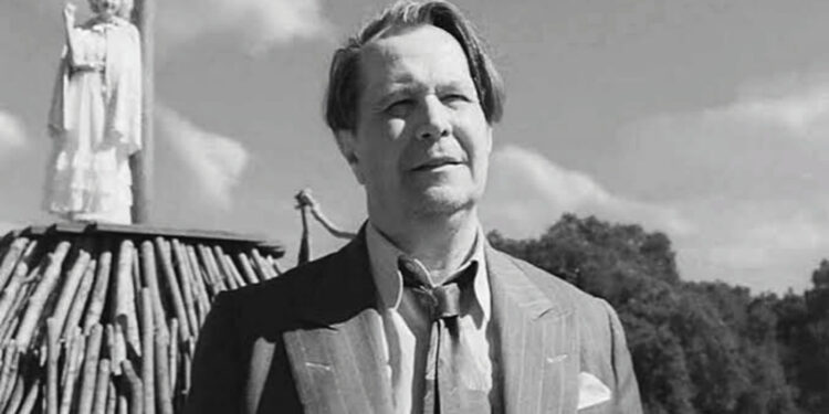 Gary Oldman as Herman J. Mankiewicz in Mank