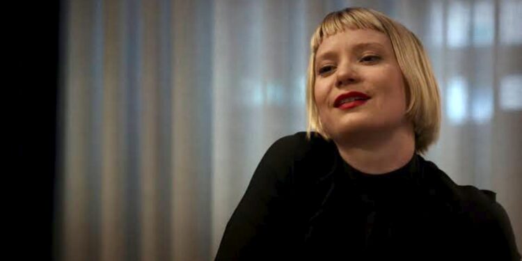 Mia Wasikowska in Piercing