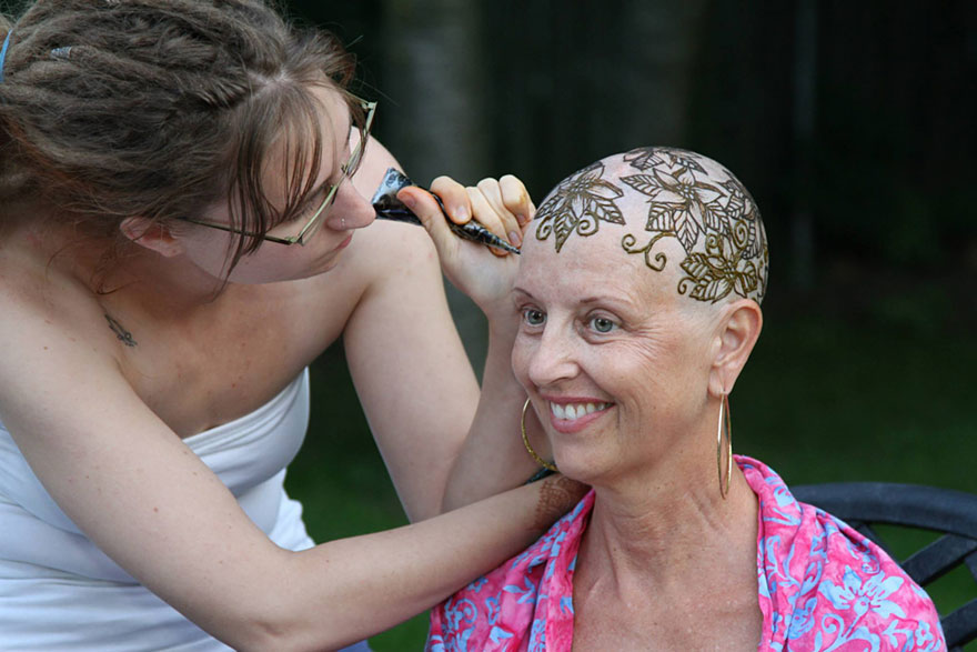 Elegant Henna Tattoo Crowns Help Cancer Patients Cope With Their Hair Loss Elegant Henna Tattoo Crowns Help Cancer Patients Cope With Their Hair Loss