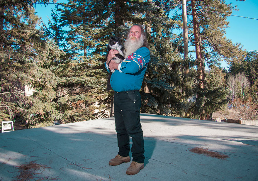 Men And Cats: Photographer Challenges &#8216;Crazy Cat Lady&#8217; Stereotype