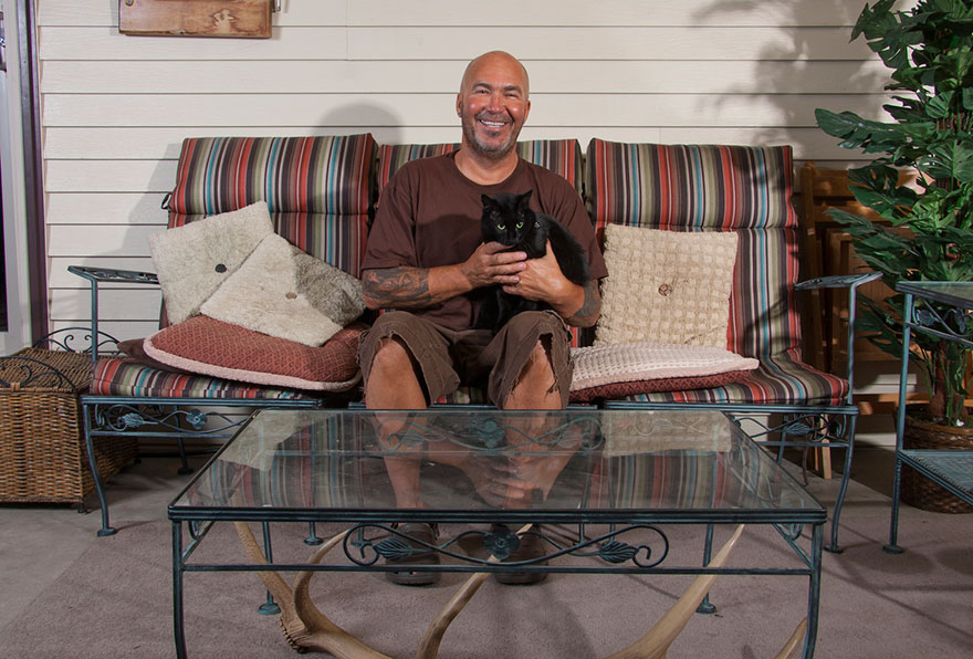 Men And Cats: Photographer Challenges &#8216;Crazy Cat Lady&#8217; Stereotype