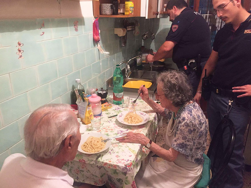 After Police Found Elderly Couple Crying, They Cooked Them Pasta And Stayed For A Chat