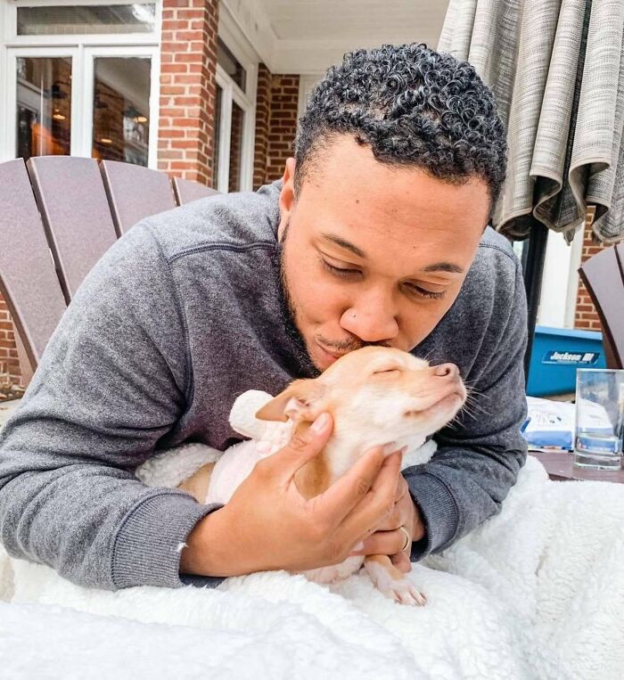 &#8220;I Don&#8217;t Like Small Dogs&#8221; Guy Is Won Over By A Sneaky Chihuahua Which He Now Tucks In To Sleep Every Night