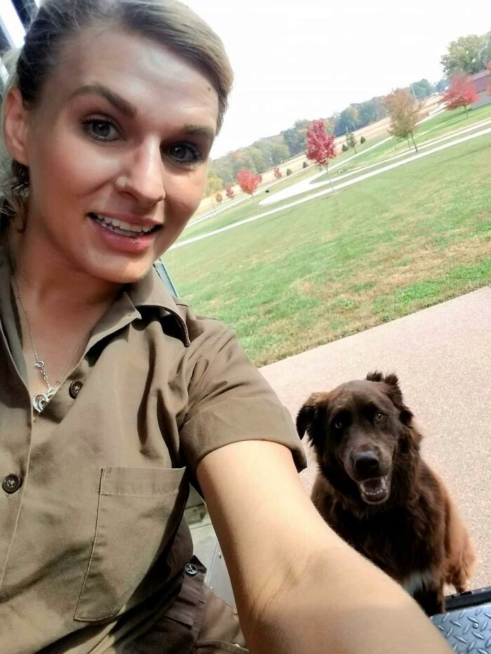 35 Times UPS Drivers Were Lucky To Meet Dogs On Their Routes And Shared The Pics On This Group (New Pics)