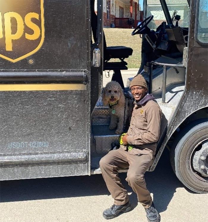 35 Times UPS Drivers Were Lucky To Meet Dogs On Their Routes And Shared The Pics On This Group (New Pics)