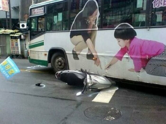40 Times Ad Placements Were So Out Of Touch, It Resulted In Hilarious Mishaps