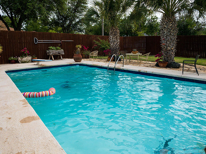 “The Neighbors Were In My Pool”: Family Ignores This Guy’s Warnings To Stop Using His Property, Now Have Trouble With The Police