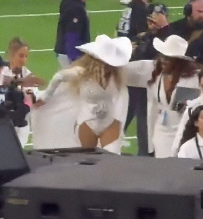 &ldquo;She Needs To Stop&rdquo;: Beyonc&eacute; Suffers Wardrobe Malfunction, Slammed For Banned Gesture At NFL Show