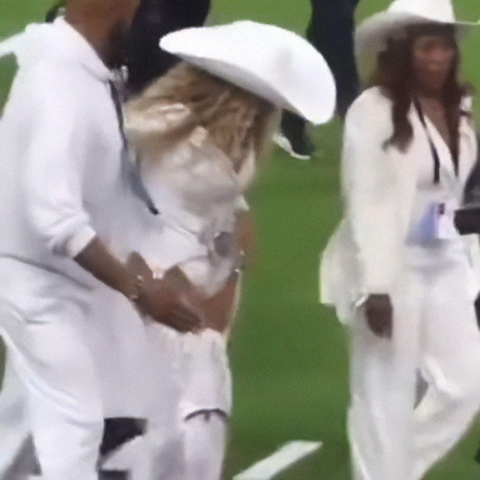 &ldquo;She Needs To Stop&rdquo;: Beyonc&eacute; Suffers Wardrobe Malfunction, Slammed For Banned Gesture At NFL Show
