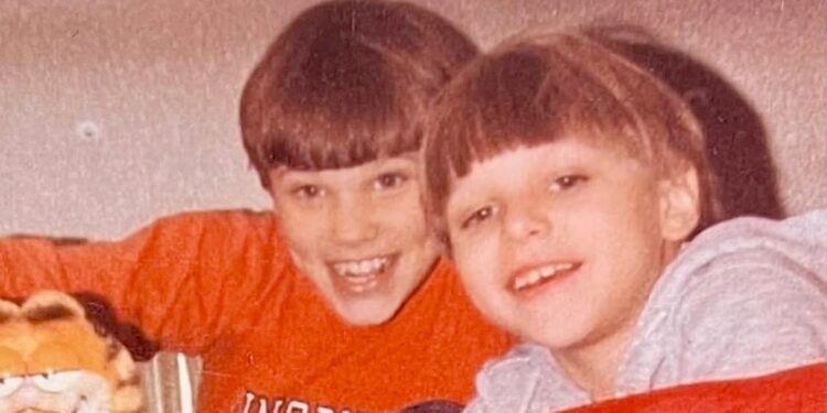 Young Nick Lachey and Drew Lachey