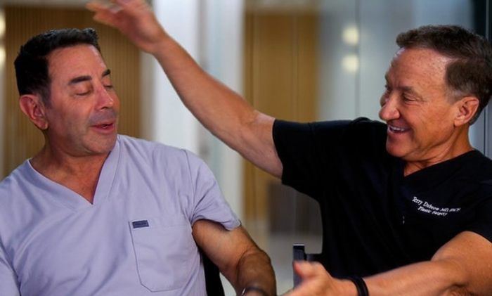 Plastic Surgeon Who Fixes &#8220;Botched&#8221; Operations Goes Viral After Netizens Discover Before-And-After Photos