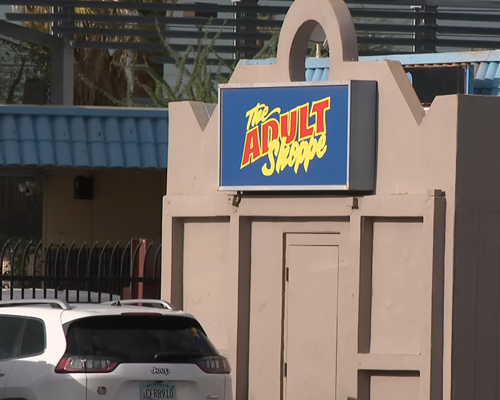 Police Rescue 4 Kids From Hot Car While Dad Was Intoxicated In Adult Store