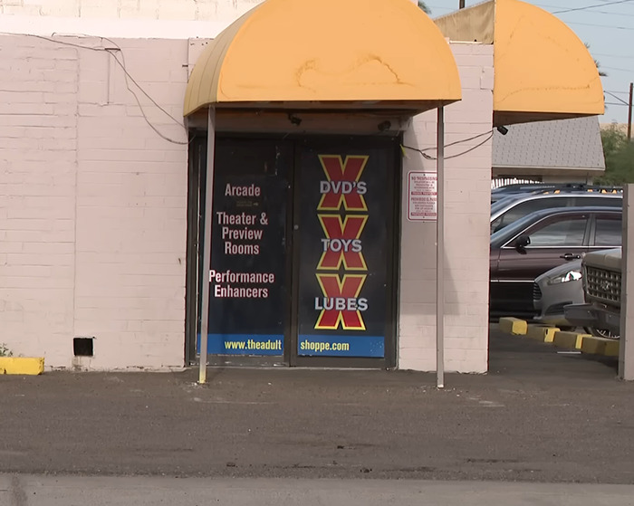 Police Rescue 4 Kids From Hot Car While Dad Was Intoxicated In Adult Store