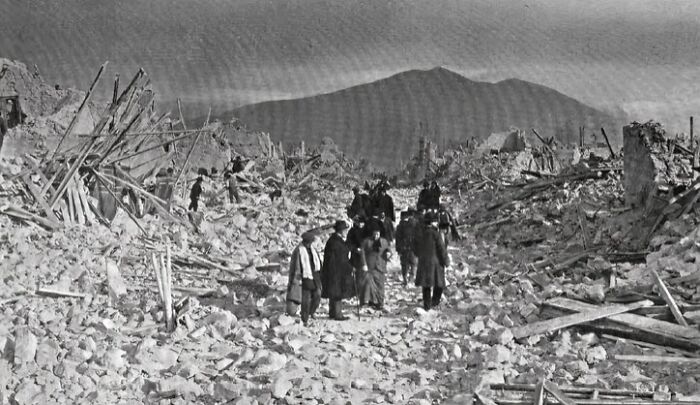 41 Natural Disasters In The Last CenturyThat Were Larger Than What People Could Cope With