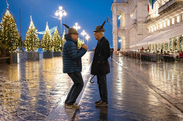 50 Funny Accidental Images That Were Taken At The Right Time And Place By This Street Photographer (New Pics)