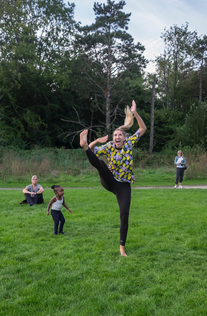 50 Funny Accidental Images That Were Taken At The Right Time And Place By This Street Photographer (New Pics)