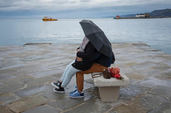 50 Funny Accidental Images That Were Taken At The Right Time And Place By This Street Photographer (New Pics)