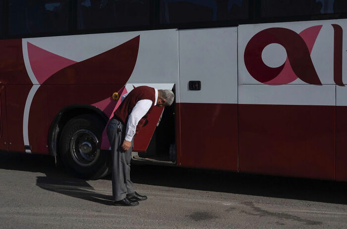 50 Funny Accidental Images That Were Taken At The Right Time And Place By This Street Photographer (New Pics)