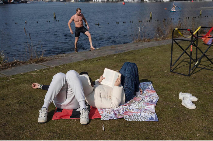 50 Funny Accidental Images That Were Taken At The Right Time And Place By This Street Photographer (New Pics)