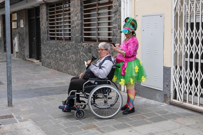 50 Funny Accidental Images That Were Taken At The Right Time And Place By This Street Photographer (New Pics)