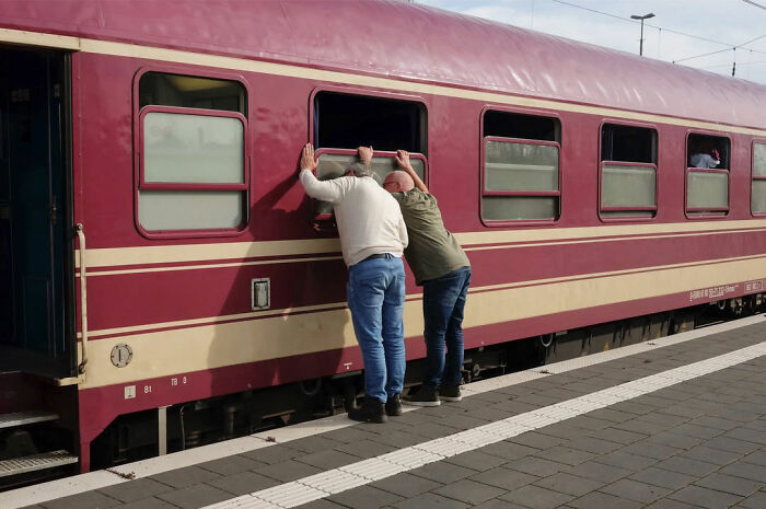 50 Funny Accidental Images That Were Taken At The Right Time And Place By This Street Photographer (New Pics)
