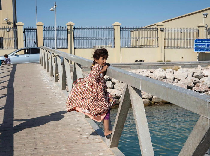 50 Funny Accidental Images That Were Taken At The Right Time And Place By This Street Photographer (New Pics)