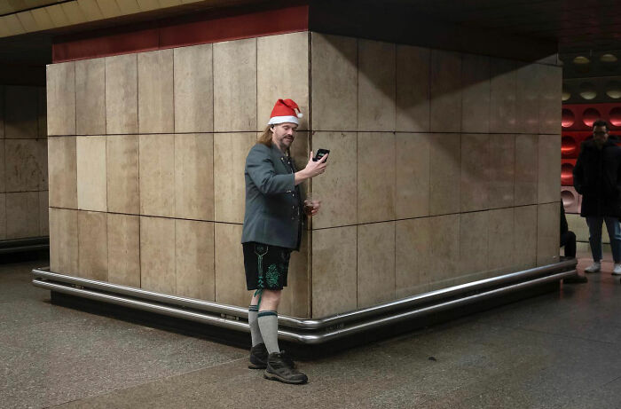 50 Funny Accidental Images That Were Taken At The Right Time And Place By This Street Photographer (New Pics)