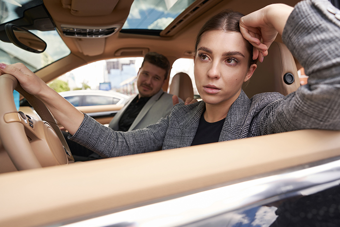 Woman’s Date Is A Walking Red Flag, She Ditches Him On The Side Of The Road