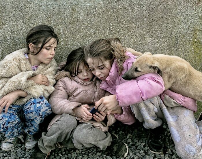 29 Heartfelt Photos Of Irish Traveller Kids Growing Up With Animals