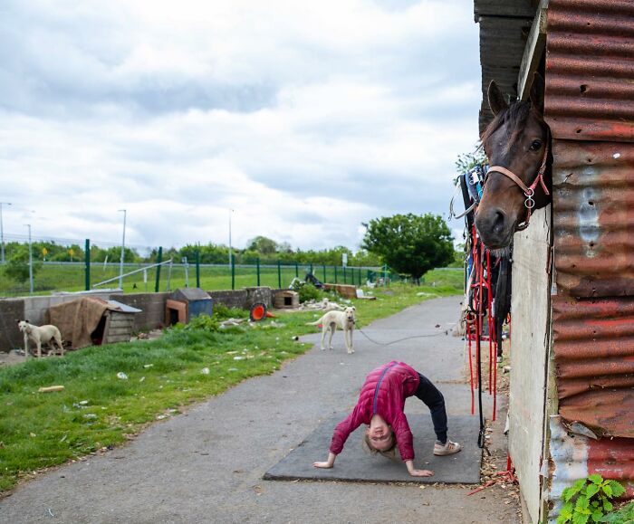 29 Heartfelt Photos Of Irish Traveller Kids Growing Up With Animals
