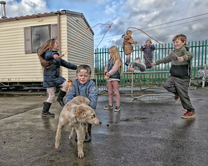 29 Heartfelt Photos Of Irish Traveller Kids Growing Up With Animals