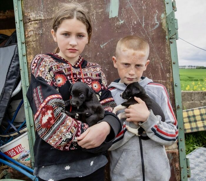 29 Heartfelt Photos Of Irish Traveller Kids Growing Up With Animals