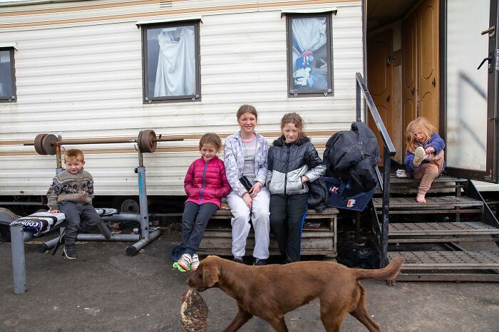 29 Heartfelt Photos Of Irish Traveller Kids Growing Up With Animals