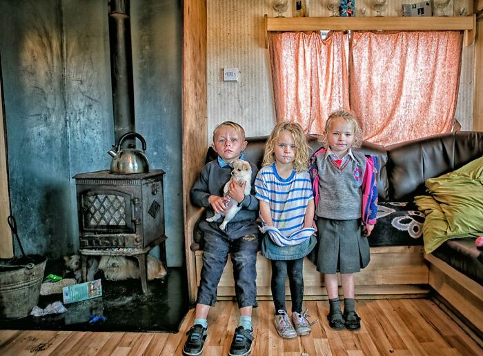 29 Heartfelt Photos Of Irish Traveller Kids Growing Up With Animals