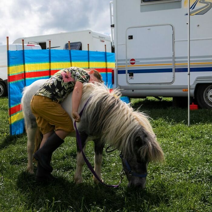 29 Heartfelt Photos Of Irish Traveller Kids Growing Up With Animals