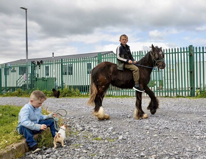 29 Heartfelt Photos Of Irish Traveller Kids Growing Up With Animals