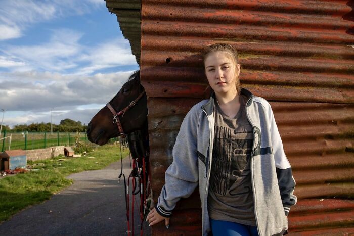 29 Heartfelt Photos Of Irish Traveller Kids Growing Up With Animals