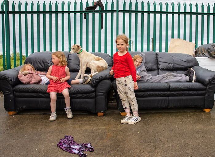 29 Heartfelt Photos Of Irish Traveller Kids Growing Up With Animals