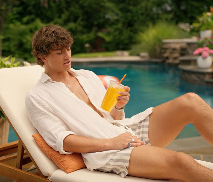 “I’ve Never Been More Uncomfortable”: Heated Debate After Dunkin&#8217; Donuts Releases New Ad
