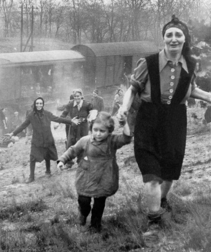 79 Historical Photos And Their Interesting Or Heartbreaking Backstories (New Pics)