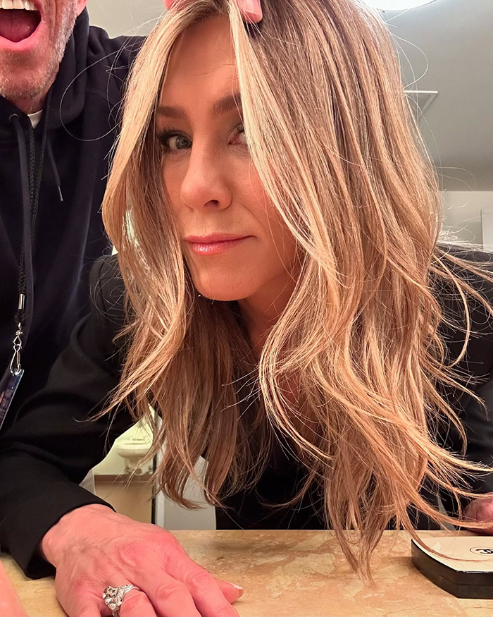 Jennifer Aniston’s Accidental Purse Reveal Goes Viral After Fans Spot Totally Relatable Items