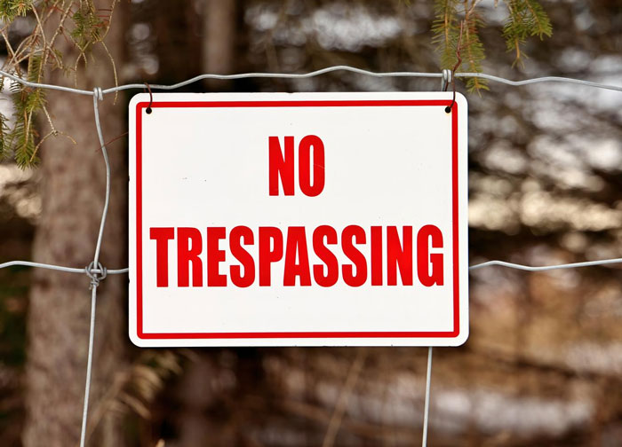 Woman Makes Entitled Neighbor Go Bananas After Putting A “No Trespassing” Sign On Her Plot, Drama Ensues