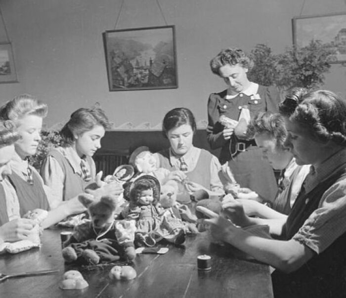 45 Captivating Images Of Schools Worldwide During World War II