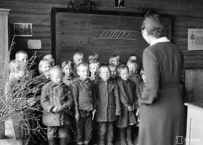 45 Captivating Images Of Schools Worldwide During World War II