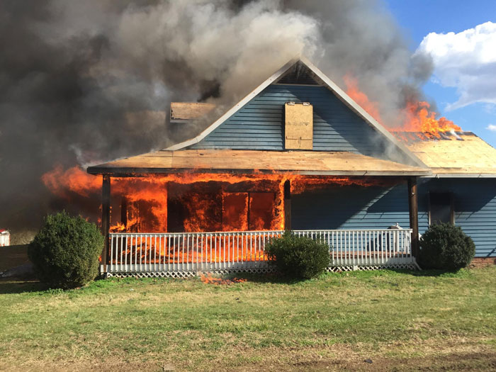 Drunk &#8220;Karen&#8221; Takes Issue With Guy Removing Lilies In His Own Yard, Lights Someone&#8217;s House On Fire