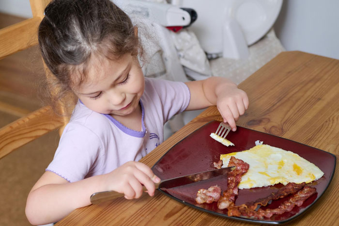 Elderly Lady Keeps Feeding Neighbor’s 6YO Sausages And Trifle Without Asking, Vegan Mom Beyond Irked