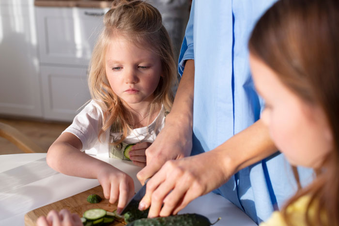 Elderly Lady Keeps Feeding Neighbor’s 6YO Sausages And Trifle Without Asking, Vegan Mom Beyond Irked