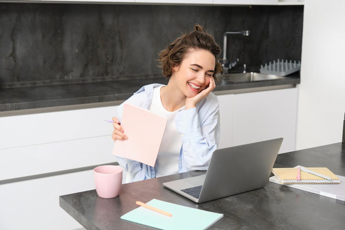 Woman Quits Paying Rent And Wrecks Apartment, Landlord Sets Up Website To Defame Her As Revenge