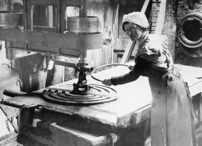 30 Pictures That Show How Women Changed Everything During WWI