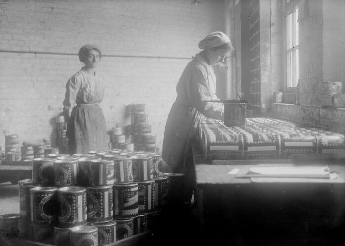 30 Pictures That Show How Women Changed Everything During WWI
